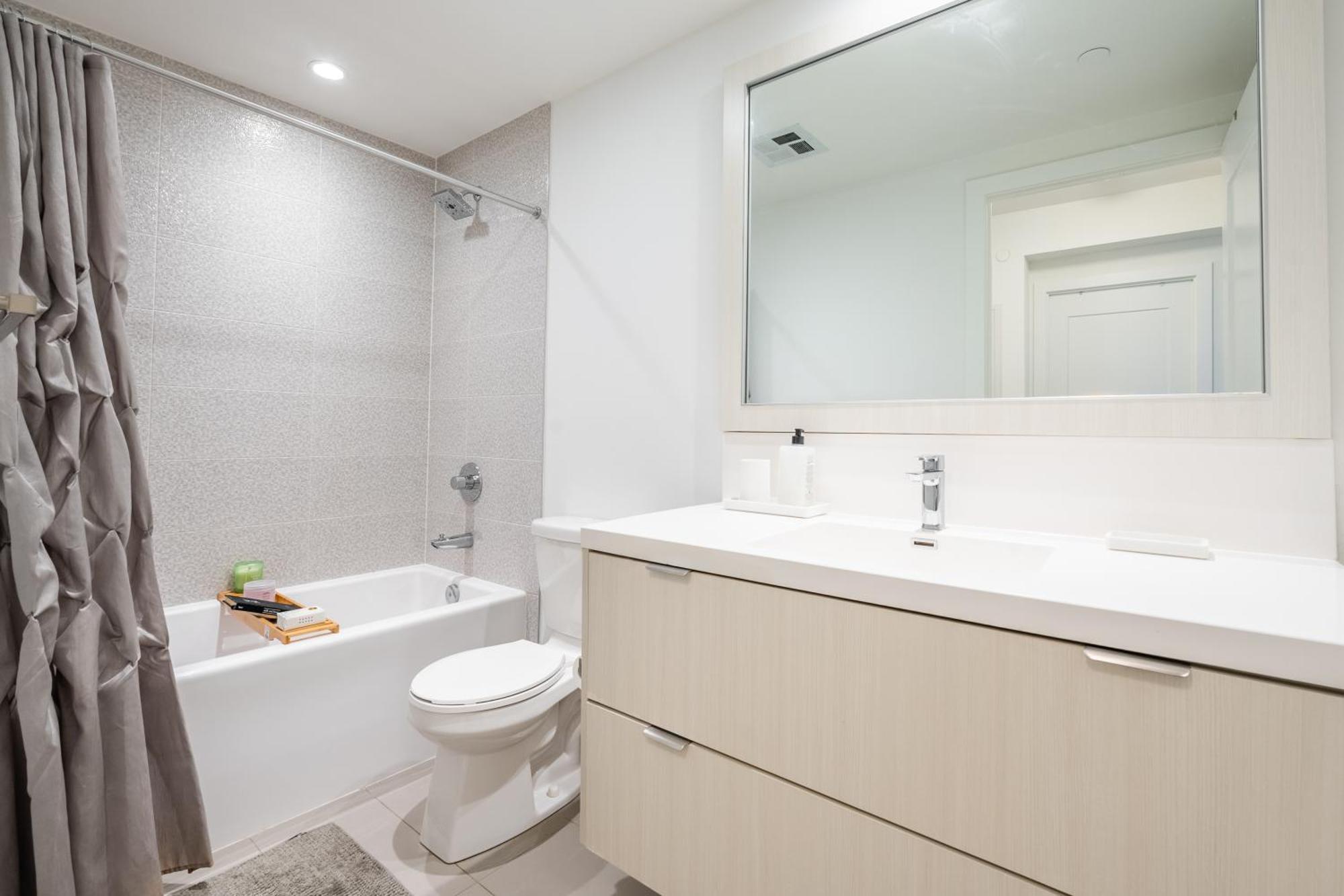 Spacious Corner Apartment Downtown トロント エクステリア 写真