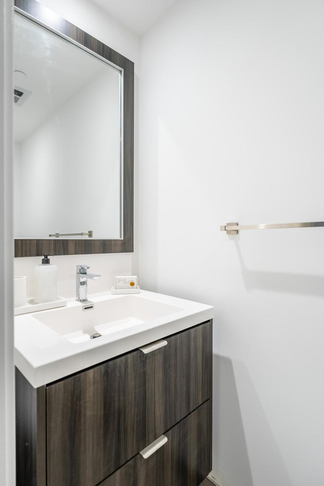 Spacious Corner Apartment Downtown トロント エクステリア 写真