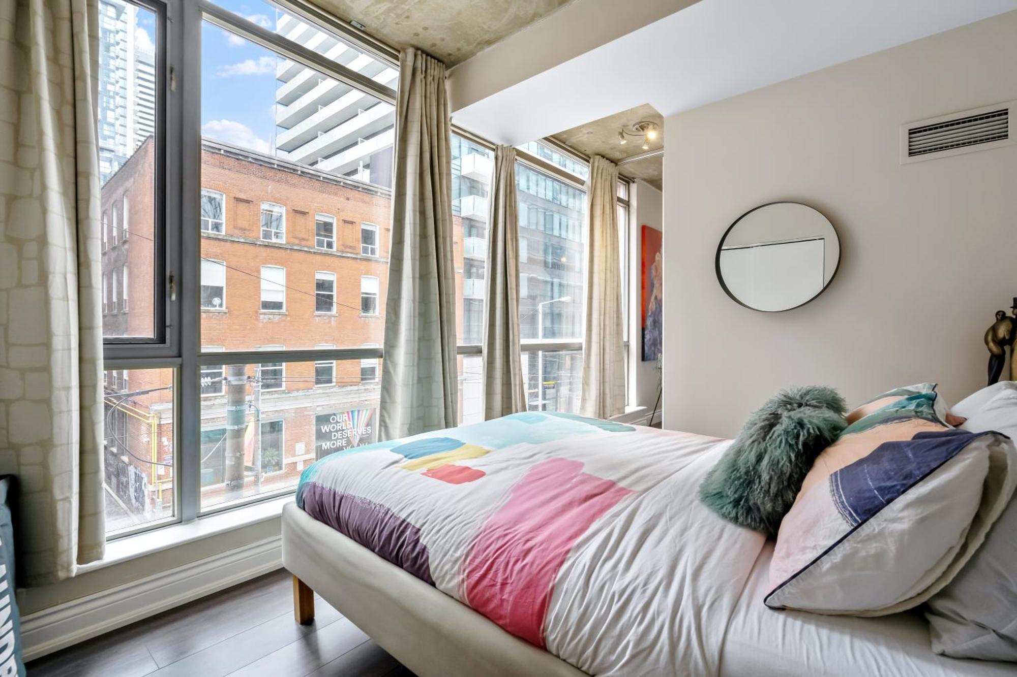 Spacious Corner Apartment Downtown トロント エクステリア 写真